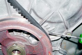 Найдите и очистите от загрязнений, метку на шкиве коленчатого вала Найдите и очистите от загрязнений, метку на шкиве коленчатого вала