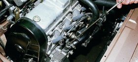 Проверить уровень моторного масла с помощью щупа Проверить уровень моторного масла с помощью щупа