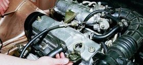 Снять крышку маслозаливной горловины ваз 2110, 2111 Снять крышку маслозаливной горловины ваз 2110, 2111